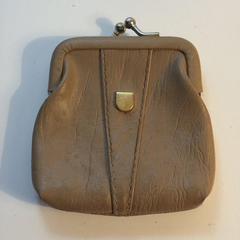 Vintage tan leather kiss-lock coin purse change purse granny's purse loose coins